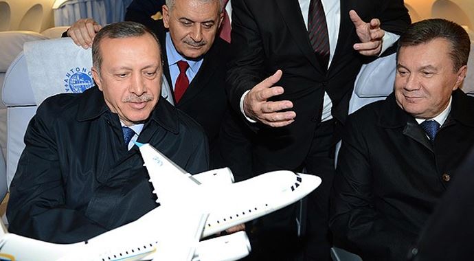 Başbakan Erdoğan Antonov 158 uçağını inceledi Başbakan Erdoğan Antonov 158 uçağını inceledi