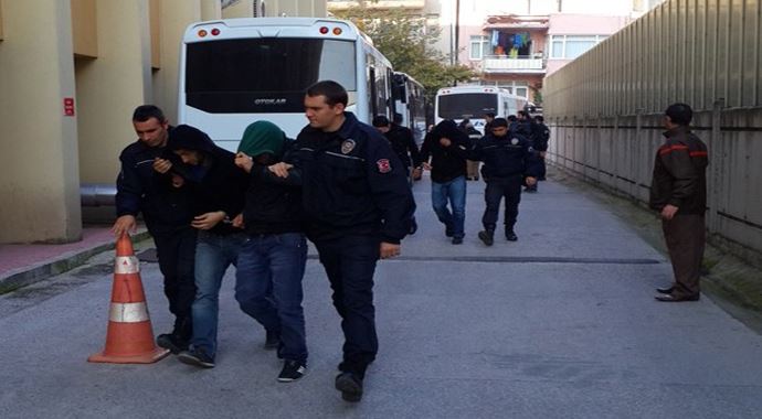 Kocaeli'deki torbacı operasyonunda 27 kişi tutuklandı Kocaeli'deki torbacı operasyonunda 27 kişi tutuklandı