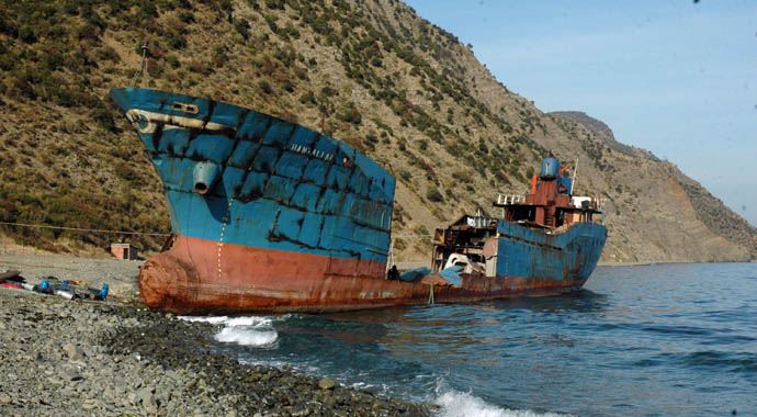 Karaya oturan dev gemiyi kurtaramayınca parçaladılar Karaya oturan dev gemiyi kurtaramayınca parçaladılar