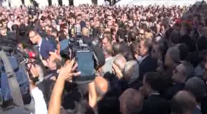 Nevzat Kösoğlu cenazesinde gerginlik Nevzat Kösoğlu cenazesinde gerginlik