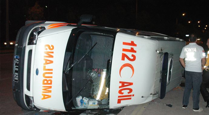 Hasta taşıyan ambulans kaza yaptı Hasta taşıyan ambulans kaza yaptı