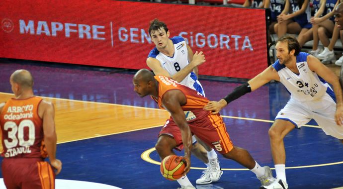 Galatasaray Anadolu Efes'i farklı geçti