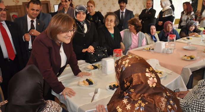 Fatma Şahin'den huzurevine ziyaret