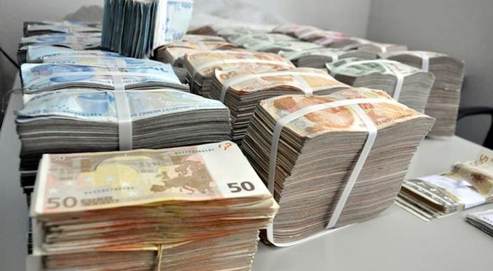 Parayı çalar çalmaz lüks otomobil aldı
