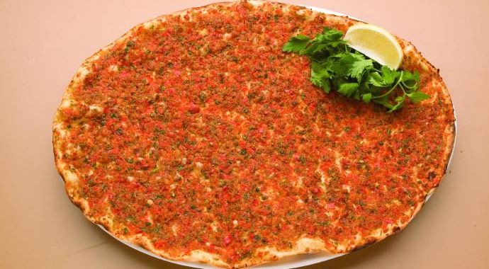 Lahmacun yediği için otobüsten attılar