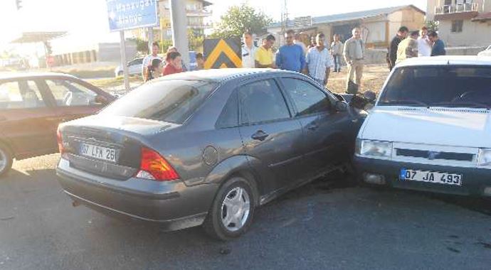 Kadın sürücü 3 araca böyle çarptı