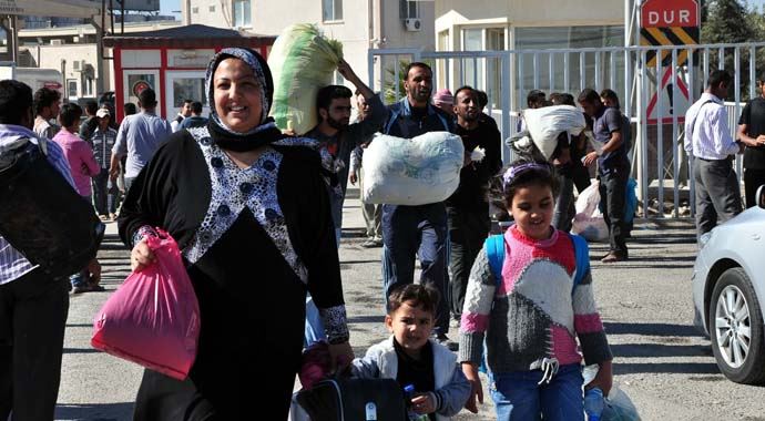 Suriyelilerin Türkiye sınırında bayram yoğunluğu Suriyelilerin Türkiye sınırında bayram yoğunluğu