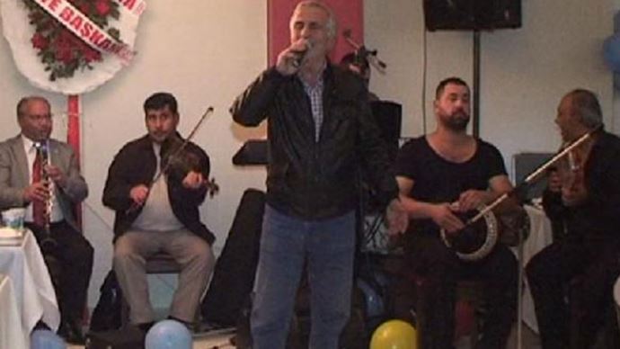 Emekli Albay sünnet düğününde şarkı söylerken öldü Emekli Albay sünnet düğününde şarkı söylerken öldü