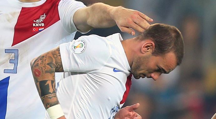 Sneijder attığı gole sevinmedi