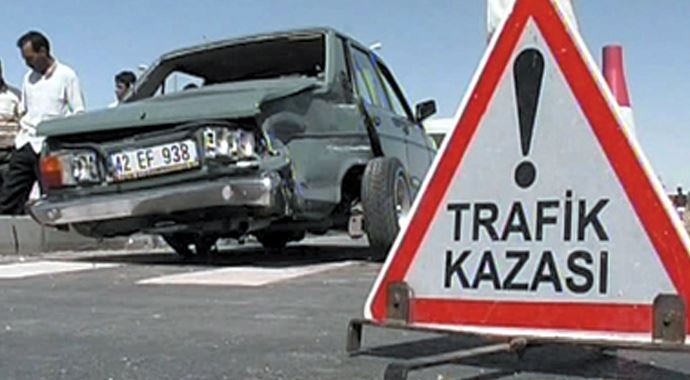 Otomobil ile kamyon çarpıştı Otomobil ile kamyon çarpıştı