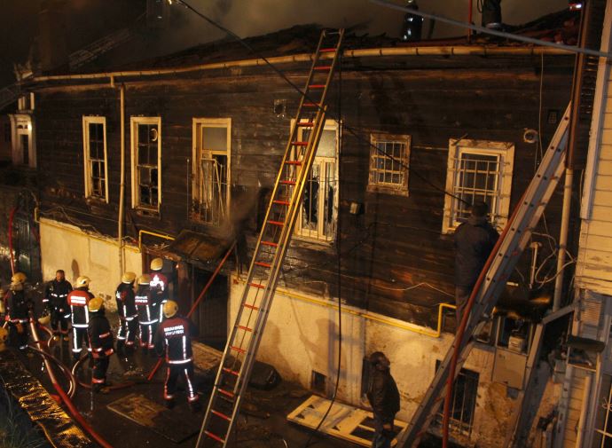 Kilise'de korkunç yangın, 1 ölü 3 yaralı Kilise'de korkunç yangın, 1 ölü 3 yaralı