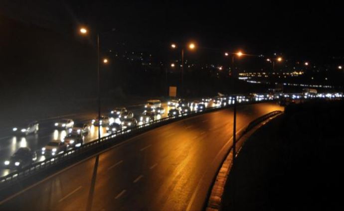 Tatilciler dönüşe geçti, trafik dur kalk Tatilciler dönüşe geçti, trafik dur kalk