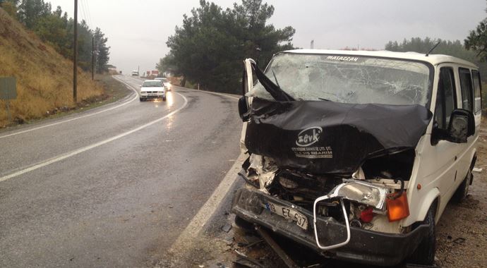 Kahramanmaraş'ta trafik kazası, 2 ölü, 5 yaralı Kahramanmaraş'ta trafik kazası, 2 ölü, 5 yaralı
