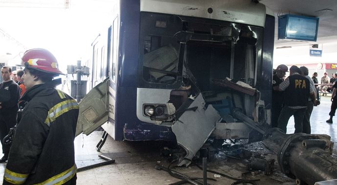 Arjantin'deki tren kazasında yaralı sayısı 80'e yükseldi Arjantin'deki tren kazasında yaralı sayısı 80'e yükseldi