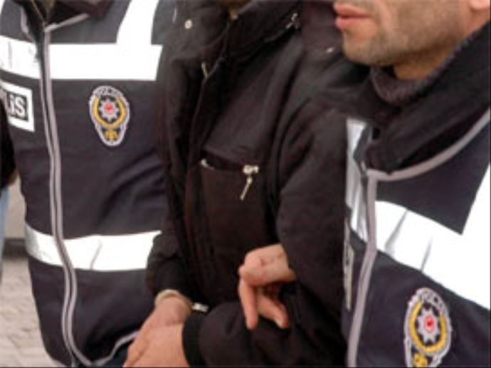 Girdikleri evden tarihi kılıç çaldılar Girdikleri evden tarihi kılıç çaldılar