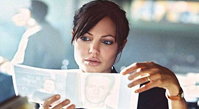 Angelina Jolie yönetmen ikinci koltuğuna oturuyor Angelina Jolie yönetmen ikinci koltuğuna oturuyor
