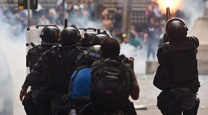 Grev yapan öğretmenlere polis müdahalesi Grev yapan öğretmenlere polis müdahalesi