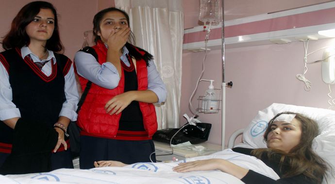 Yürürken kafasına sunta düşen kız, o anları anlattı Yürürken kafasına sunta düşen kız, o anları anlattı