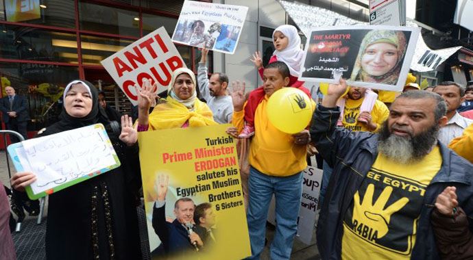 Times Meydanı'nda darbe protestocuları Erdoğan pankartı açtı Times Meydanı'nda darbe protestocuları Erdoğan pankartı açtı