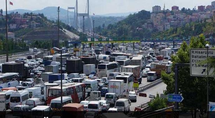 Ve İstanbul'da tatil dönüşü trafik çilesi başladı Ve İstanbul'da tatil dönüşü trafik çilesi başladı