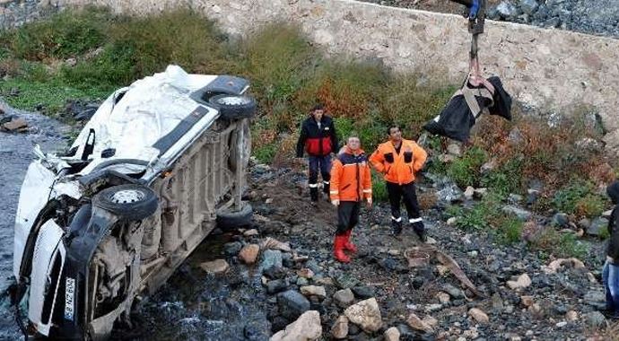 Otomobil çaya uçtu: 1 ölü, 1 yaralı Otomobil çaya uçtu: 1 ölü, 1 yaralı