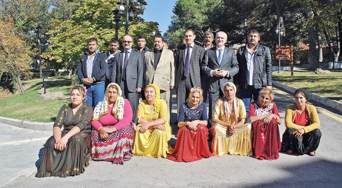 İşi kaptılar göbek attılar