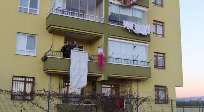 Kocasının boğazını kesip kendini astı