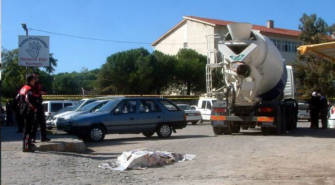 Liseli genç beton mikserin altında kaldı Liseli genç beton mikserin altında kaldı