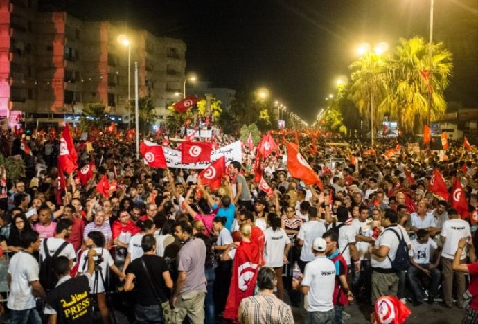 Tunus'ta karşılıklı gösteriler yapıldı