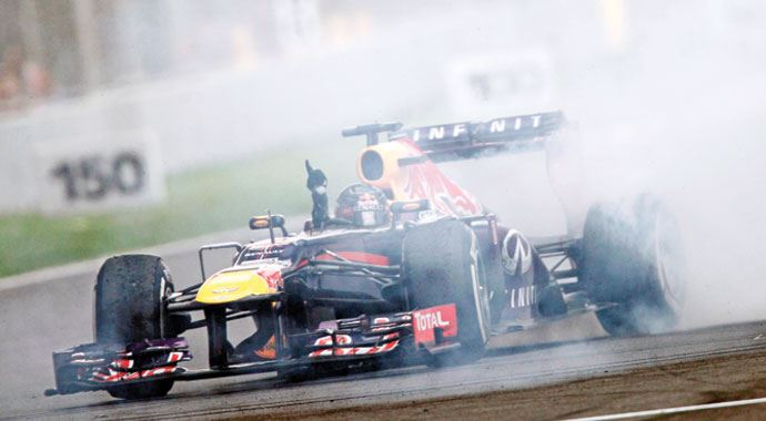 Vettel tarih yazdı, finişte lastik yaktı