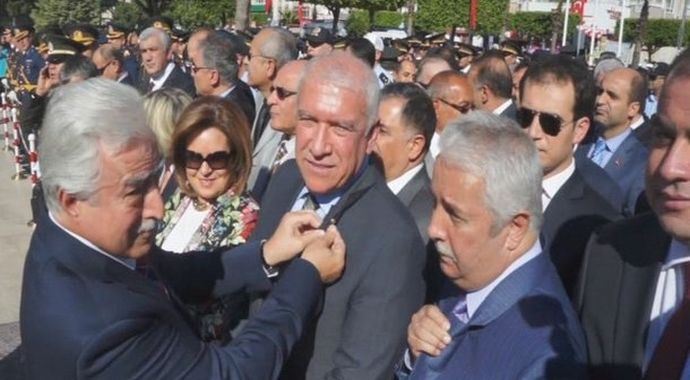 Vali ile Belediye Başkan Vekili arasında 'rozet' krizi Vali ile Belediye Başkan Vekili arasında 'rozet' krizi