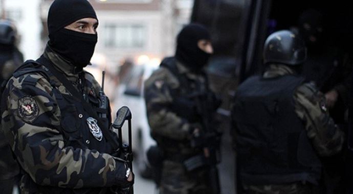 500 polisli operasyonda, 2 kilo esrar ele geçirildi 500 polisli operasyonda, 2 kilo esrar ele geçirildi