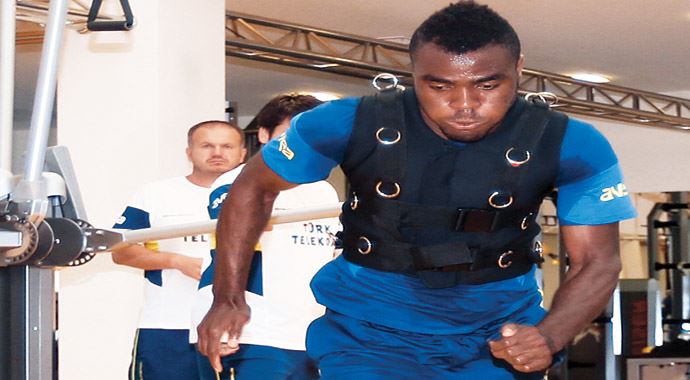 Ersun Yanal, Emenike'ye tribünü gösterdi Ersun Yanal, Emenike'ye tribünü gösterdi
