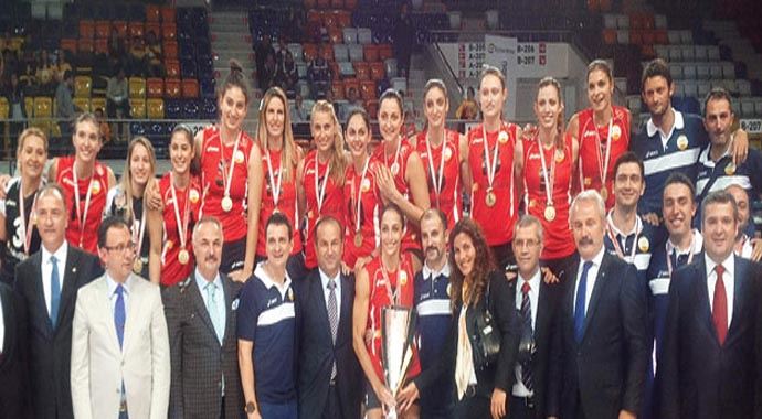 Vakıfbank tek eksiği olan Süper Kupa'yı da müzesine götürdü Vakıfbank tek eksiği olan Süper Kupa'yı da müzesine götürdü
