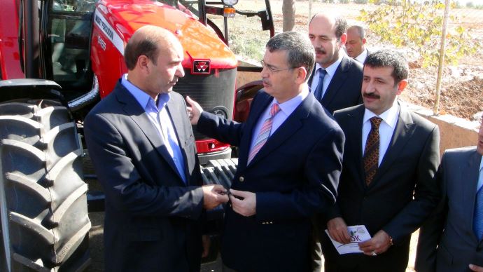 Şanlıurfa'da 23 çiftçiye traktör dağıtıldı Şanlıurfa'da 23 çiftçiye traktör dağıtıldı