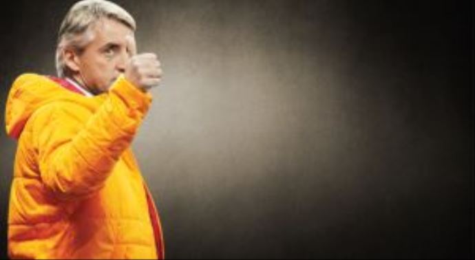 Mancini savunmaya el attı Mancini savunmaya el attı