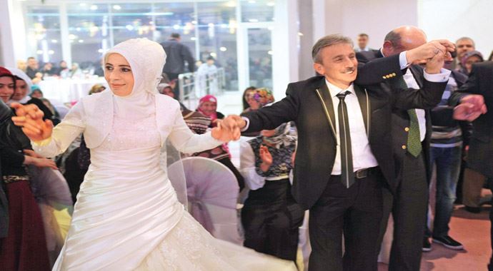 Film gibi, 35 yıl sonra evlendiler