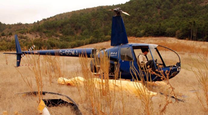 Tarlada terk edilen helikopter sahibini bekliyor