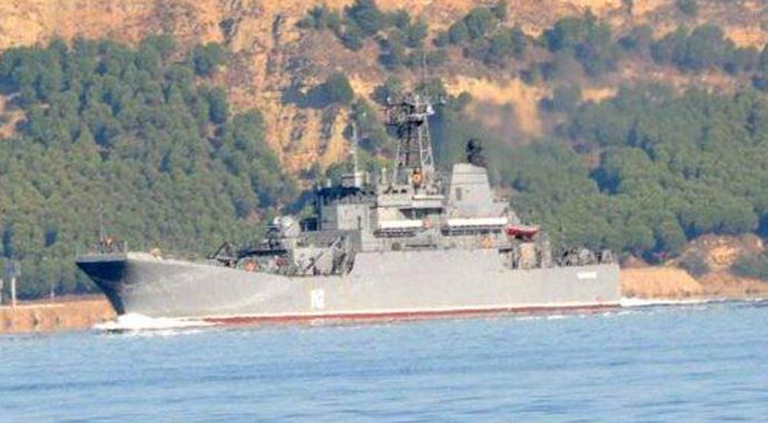 Rus savaş gemileri Çanakkale Boğazı&#039;ndan geçti