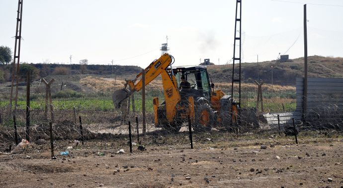 Suriye sınırına istinat duvarı örülüyor Suriye sınırına istinat duvarı örülüyor
