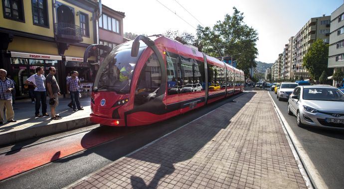 Türkiye&#039;nin ilk yerli tramvayı raylarda