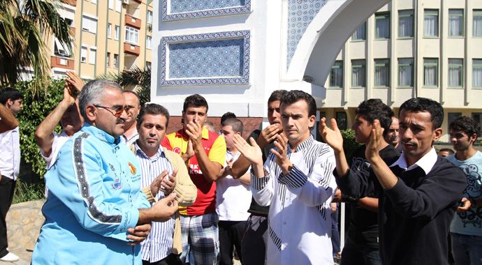 Maaşlarını alamayan otel çalışanları D-400 kara yolunu kapattı. Maaşlarını alamayan otel çalışanları D-400 kara yolunu kapattı.