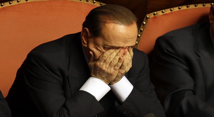 Berlusconi senatörlükten atıldı Berlusconi senatörlükten atıldı