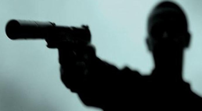 Fransa'da cuma namazından çıkan 3 kişiye silahlı saldırı Fransa'da cuma namazından çıkan 3 kişiye silahlı saldırı