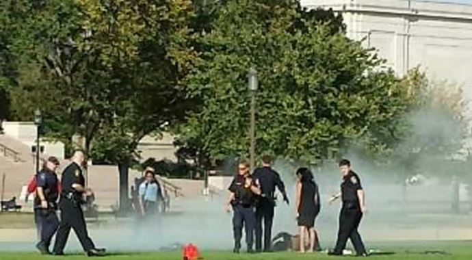 ABD'de bir kişi benzin dökerek kendini yaktı ABD'de bir kişi benzin dökerek kendini yaktı