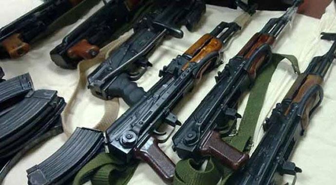 Kaleşnikof'la yakalandı, 4 yıl 2 ay hapis yedi Kaleşnikof'la yakalandı, 4 yıl 2 ay hapis yedi