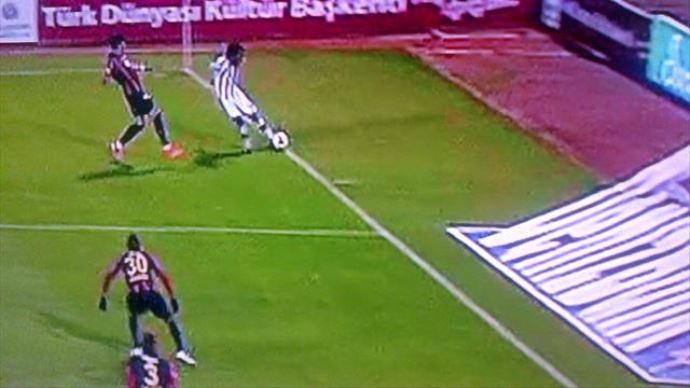 Beşiktaş'ın golünden önceki tartışmalı pozisyon Beşiktaş'ın golünden önceki tartışmalı pozisyon