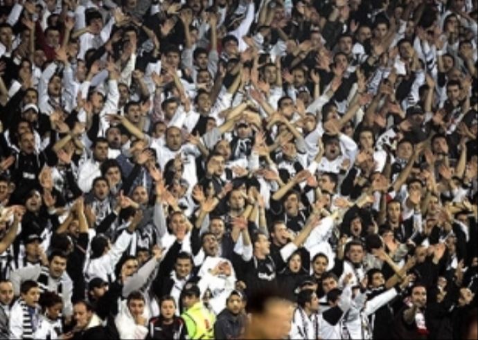 Beşiktaş taraftar gruplarının pankart kavgası Beşiktaş taraftar gruplarının pankart kavgası