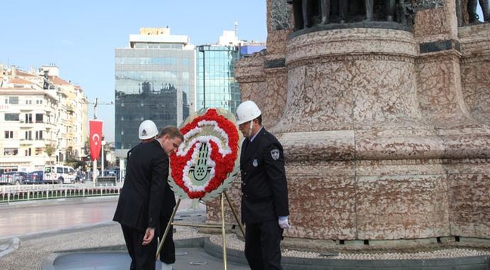 İstanbul'un kurtuluşu Taksim'de kutlandı İstanbul'un kurtuluşu Taksim'de kutlandı