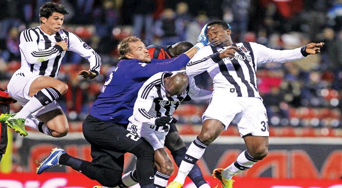 Beşiktaş Eskişehirspor'u yenerek krizin eşiğinden döndü Beşiktaş Eskişehirspor'u yenerek krizin eşiğinden döndü